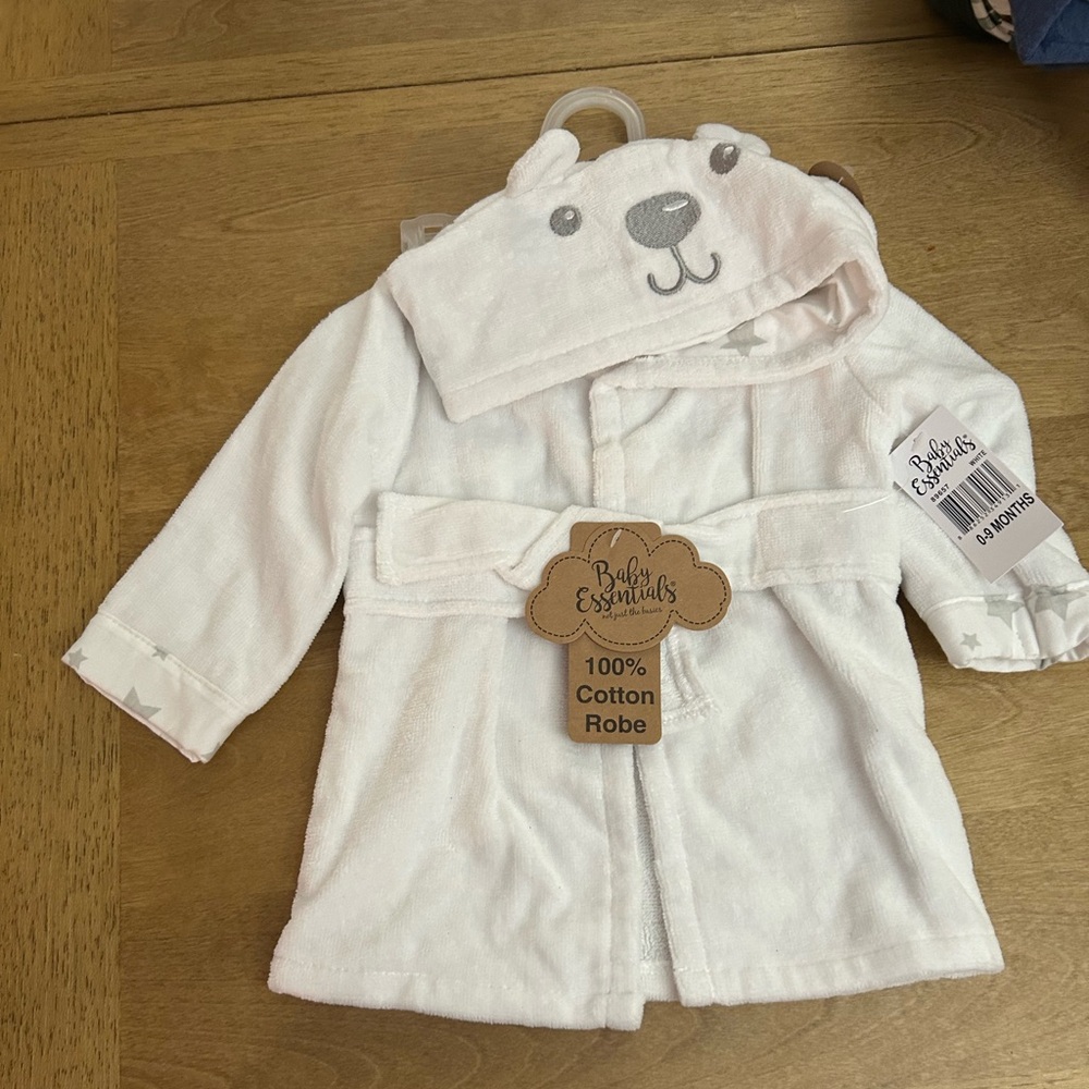 BRAND NEW 
0-9months baby robe 
Never worn
Pet and smoke free home